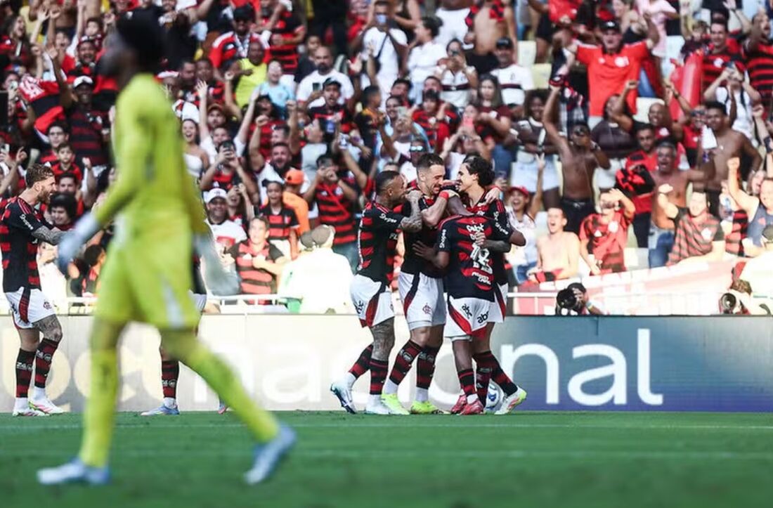 Pedro comemora com jogadores do Flamengo