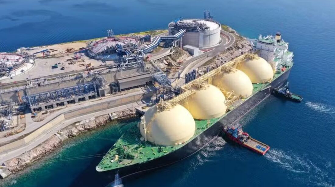 Um navio é abastecido de gás liquefeito para chegar aos EUA. Política tarifária de Trump aflige o setor