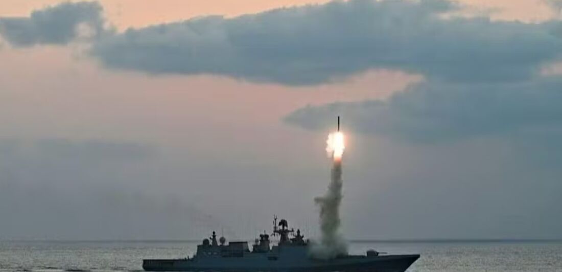 Navio da Marinha indiana dispara míssil durante teste neste domingo 