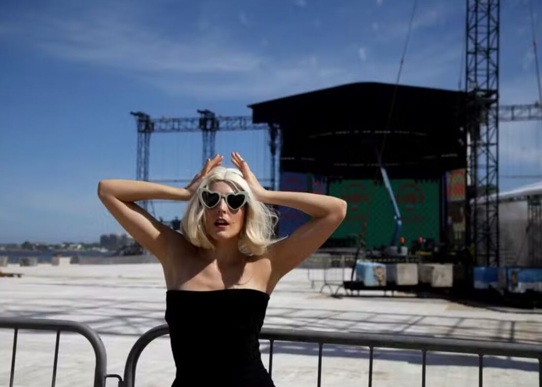 De peruca loira e vestido preto, a atriz Bia de Queiroz virou atração na praia de Copacabana ao homenagear Lady Gaga 