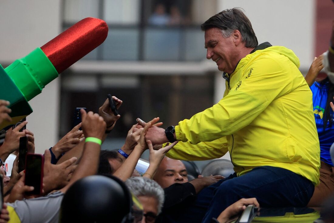 O ex-presidente Jair Bolsonaro cumprimenta apoiadores durante um comício na Avenida Paulista, em São Paulo, Brasil, em 6 de abril de 2025.