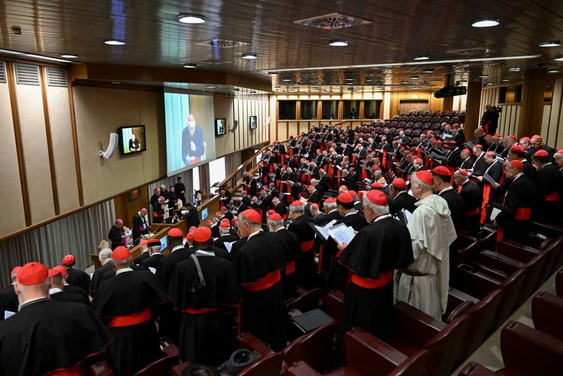 É necessária uma maioria qualificada de dois terços para eleger o papa