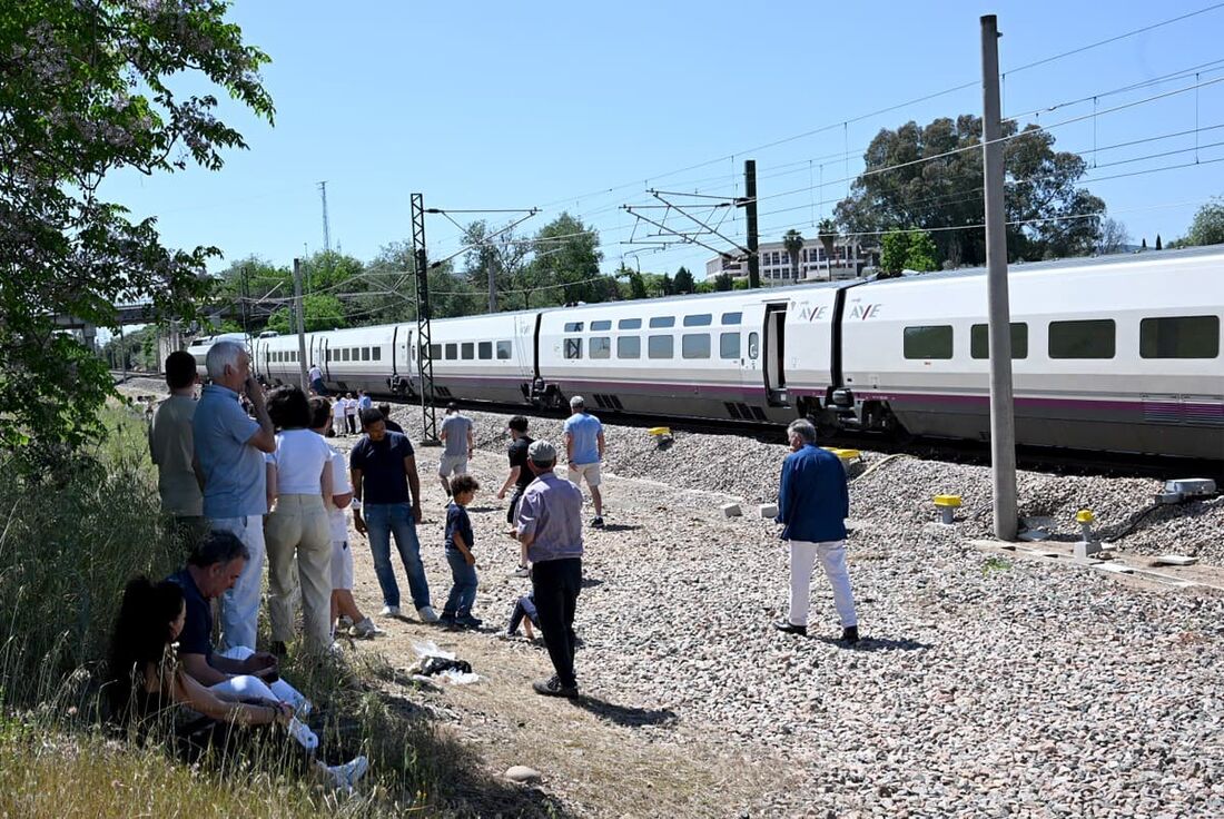 Passageiros aguardam ao lado de um trem de alta velocidade AVE da RENFE parado perto de Córdoba, em 28 de abril de 2025, durante um grande apagão que afetou toda a Península Ibérica e o sul da França.