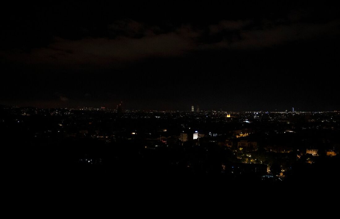 Vista geral de Barcelona à noite, parcialmente sem eletricidade