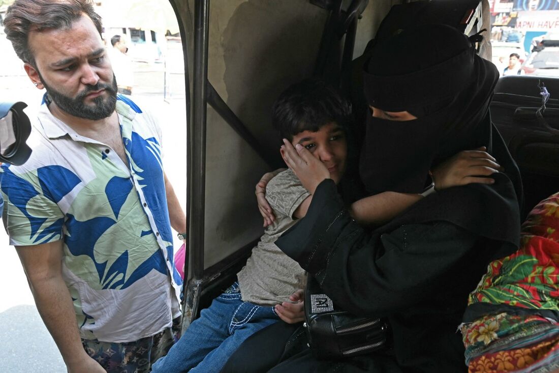 Uma cidadã paquistanesa se despede de seus parentes indianos enquanto se prepara para retornar ao seu país através do posto de fronteira Índia-Paquistão de Wagah