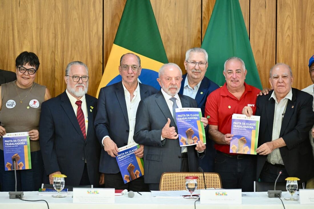 O presidente Luiz Inácio Lula da Silva (C) junto a representantes sindicais durante reunião no Palácio do Planalto, em Brasília
