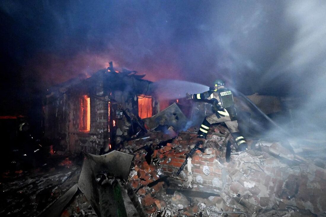 Incêndio no local de um ataque de drones em Kharkiv