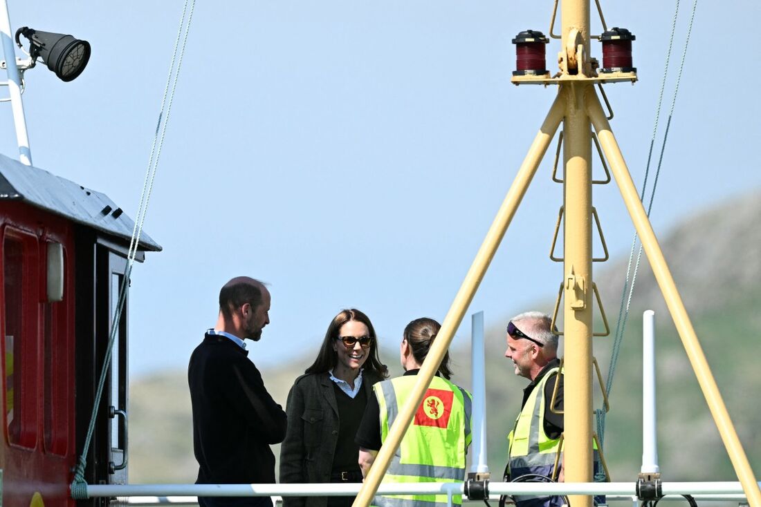 O príncipe britânico William, Príncipe de Gales (E) e a princesa britânica Catherine, Princesa de Gales (C) 