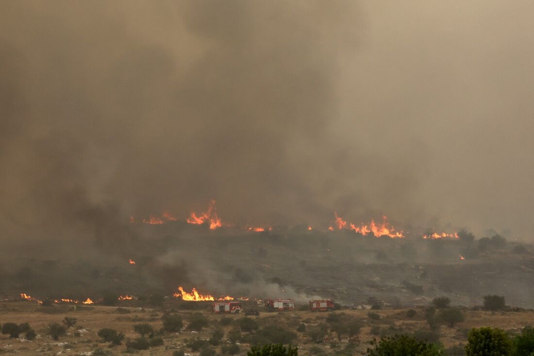 Chamas engolfam vegetação durante um incêndio florestal perto da cidade de Bet Shemesh, no centro de Israel