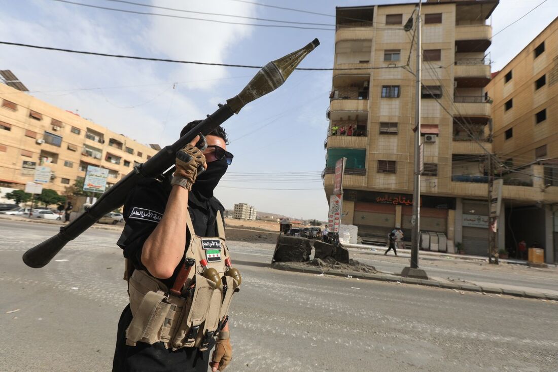 Um membro das forças de segurança da Síria se posiciona em uma área próxima à capital síria, Damasco