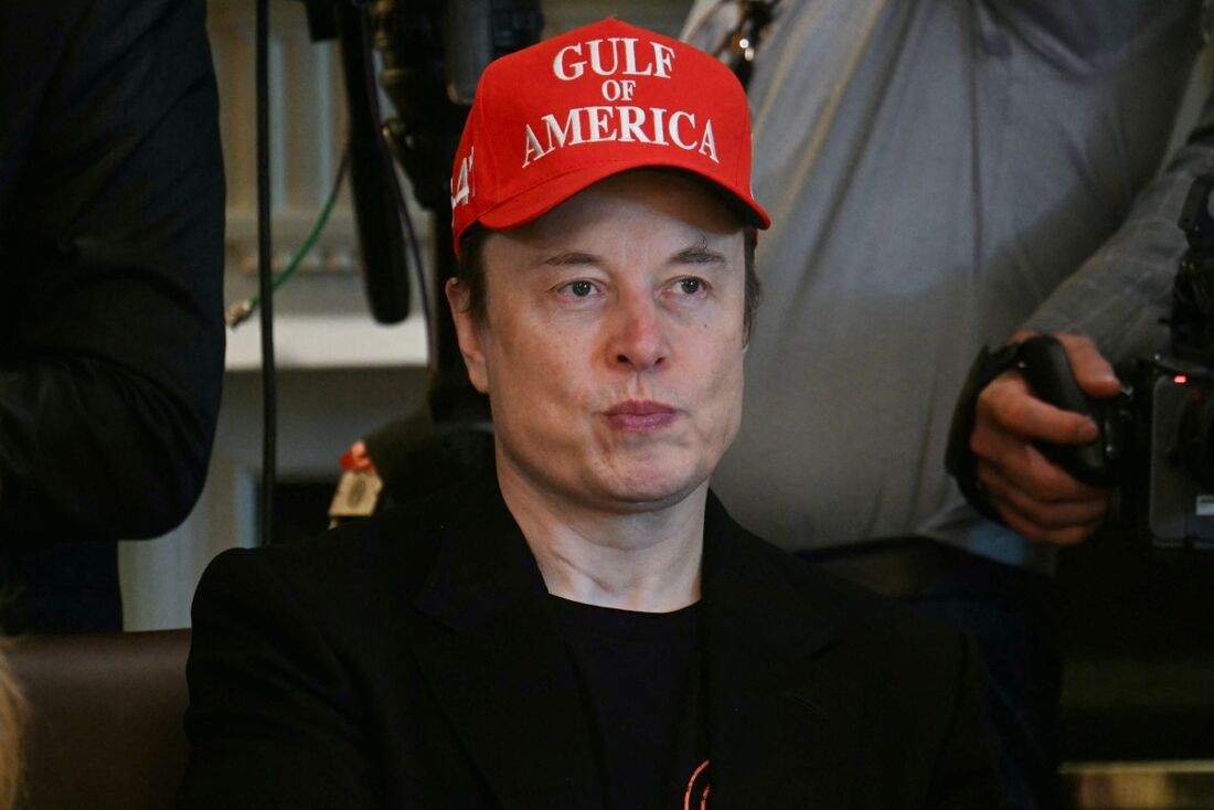 Elon Musk observa durante uma reunião de gabinete na Sala do Gabinete da Casa Branca, em Washington, D.C.