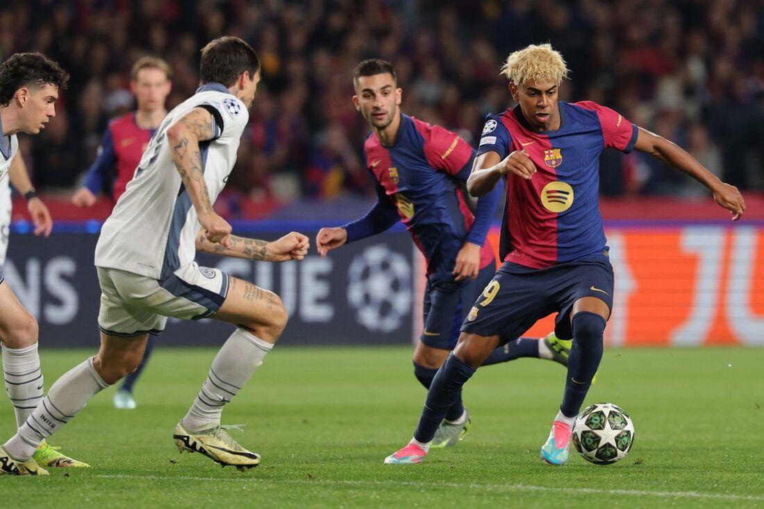 Yamal tenta jogada contra a Inter, pela Champions League