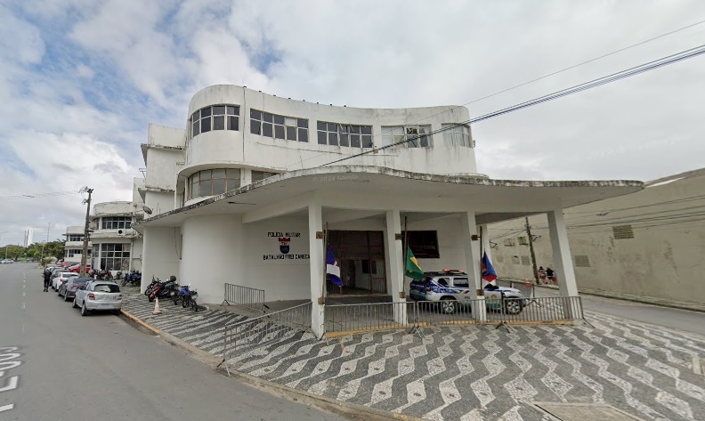 O 16⁰ Batalhão da Polícia Militar de Pernambuco (PMPE) apreendeu armas brancas, como facas e um celular