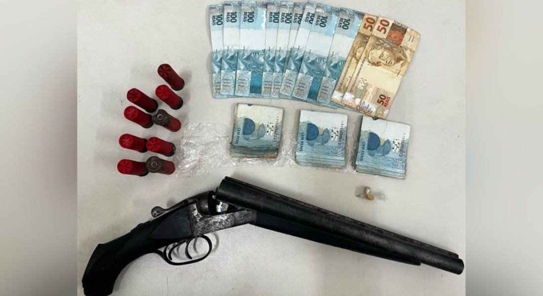 Espingarda, dinheiro e drogas apreendidas com o suspeito