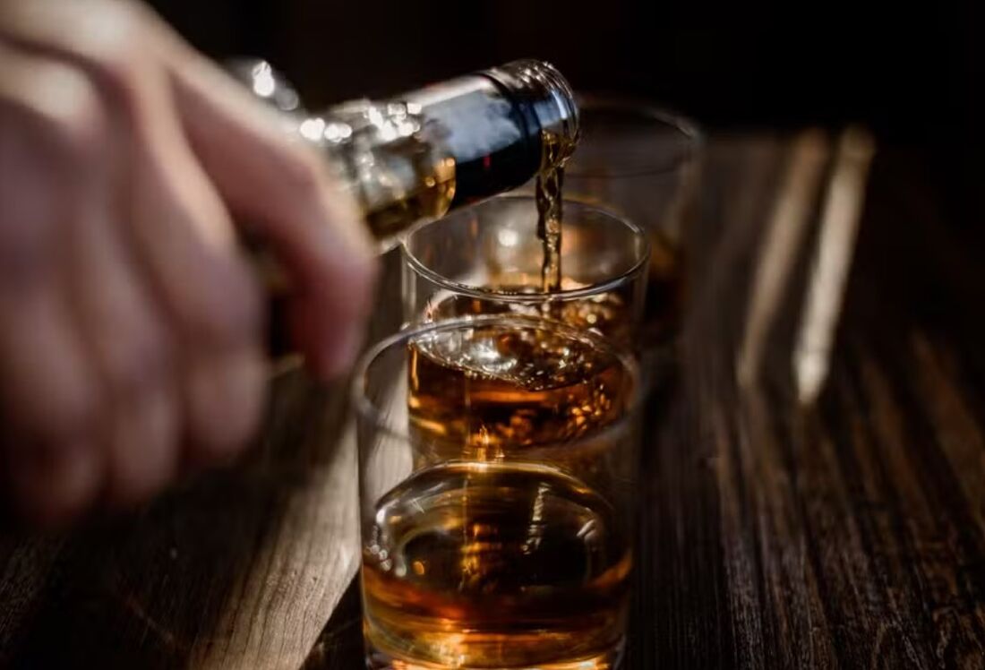 Assim como o álcool que consumimos na cerveja, no vinho e nos destilados, o metanol é um líquido incolor com cheiro semelhante ao do álcool encontrado normalmente nessas bebidas