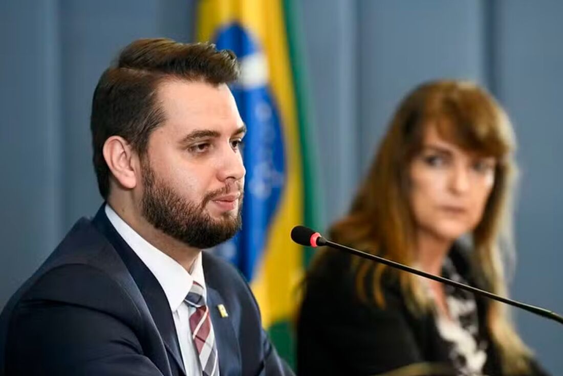 O ex-assessor da Presidência Filipe Martins, afirmou  ter permanecido em isolamento e ficado em uma cela sem iluminação