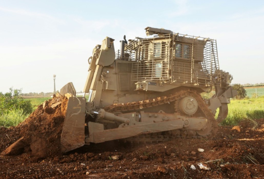 Um bulldozer D9 teleguiado durante uma demonsração para a imprensa na sede da Israel Aerospace Industries (IAI), perto de Tel Aviv