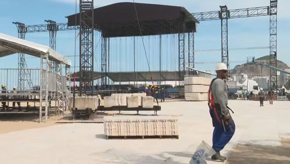 Palco do show de Lady Gaga já está sendo montado