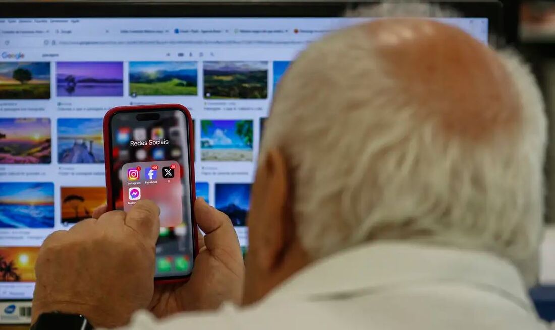 idoso usando celular