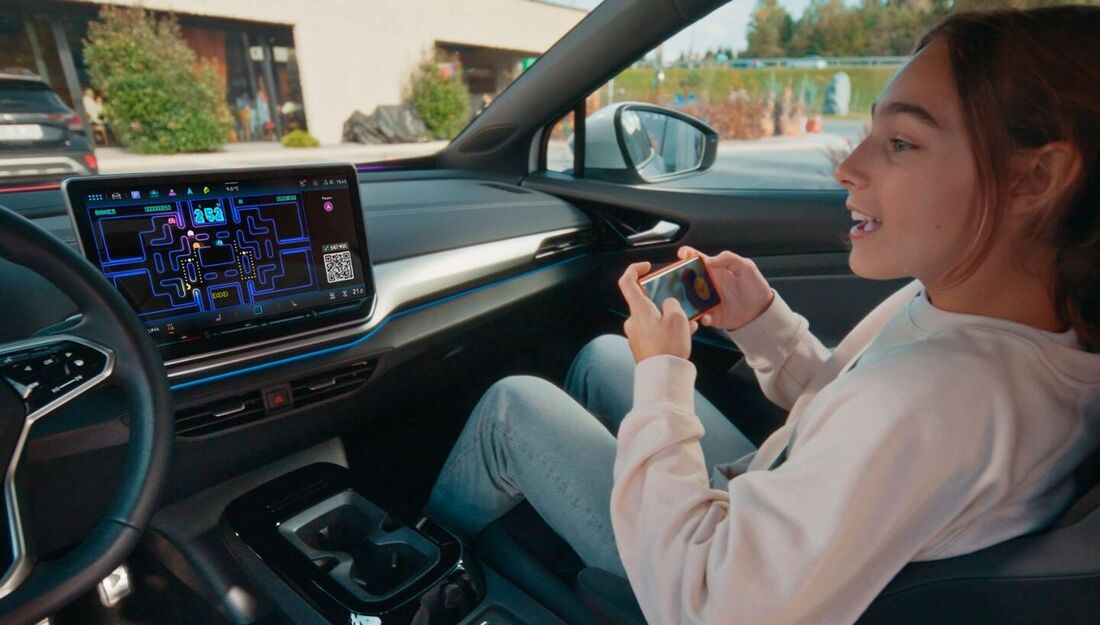 O celular vira o controle para jogar Pac-Man a bordo de um dos modelos Volkswagen
