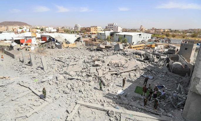 Pessoas observam os danos após ataques noturnos atribuídos pela mídia iemenita aos Estados Unidos, na capital Sanaã, controlada pelos houthis, em 27 de abril de 2025. Foto: Mohammed Huwais/AFP