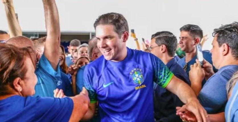 O presidente da Câmara, Hugo Motta, postou foto com uma camisa azul da seleção brasileira