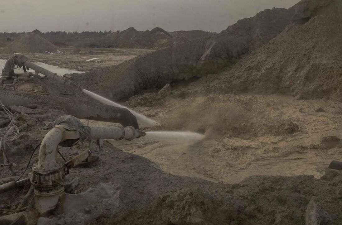 Mina de titânio a céu aberto na região de Zhytomyr, Ucrânia. EUA querem explorar os minerais de terras raras da Ucrânia.