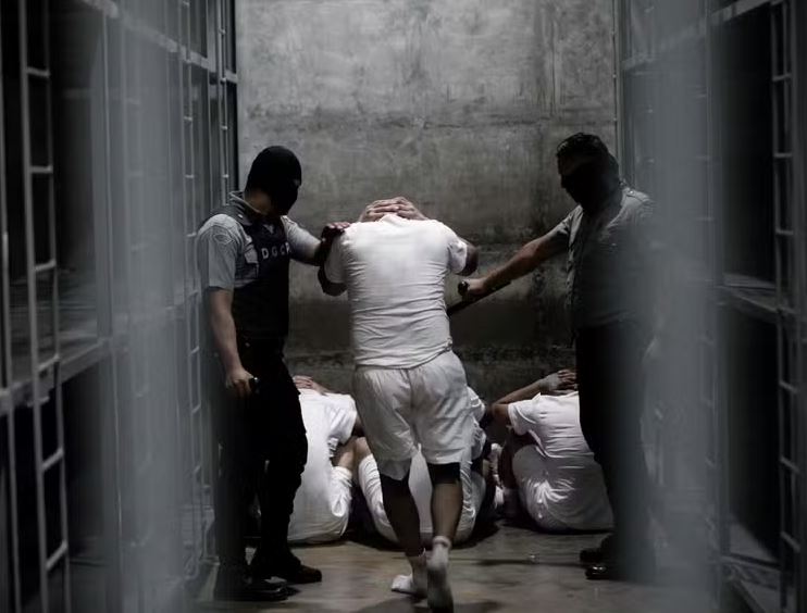 Homens deportados pelos EUA chegam a prisão em El Salvador