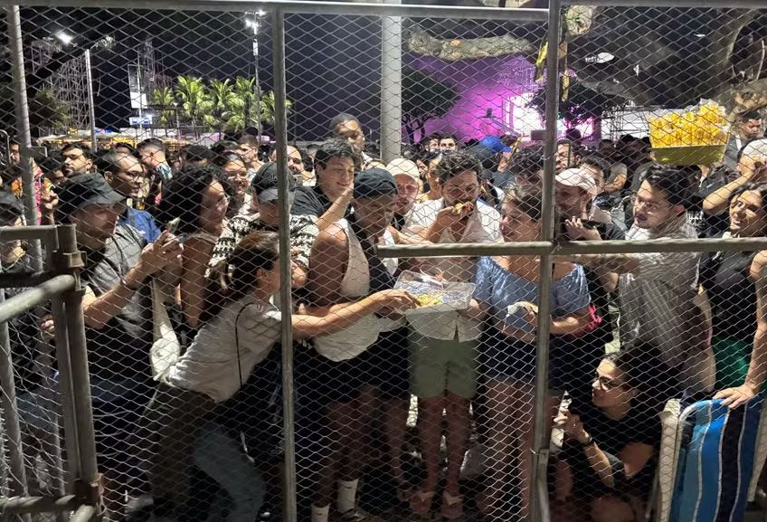 Fãs recebem as pizzas enviadas pela cantora Lady gaga em frente ao Copacabana Palace