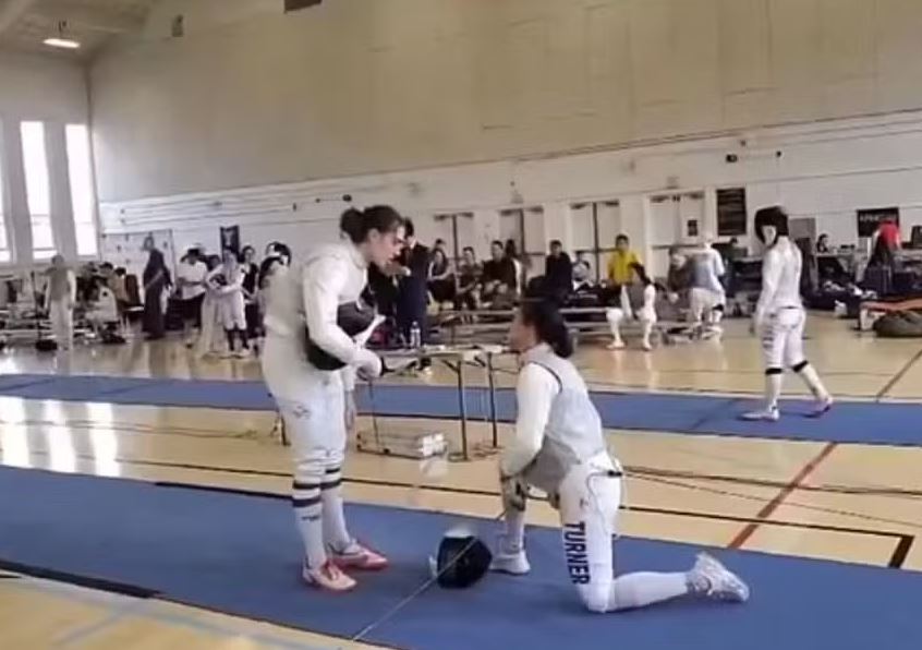 Nos EUA, esgrimista Stephanie Turner se recusa a enfrentar a atleta trans Redmond Sullivan