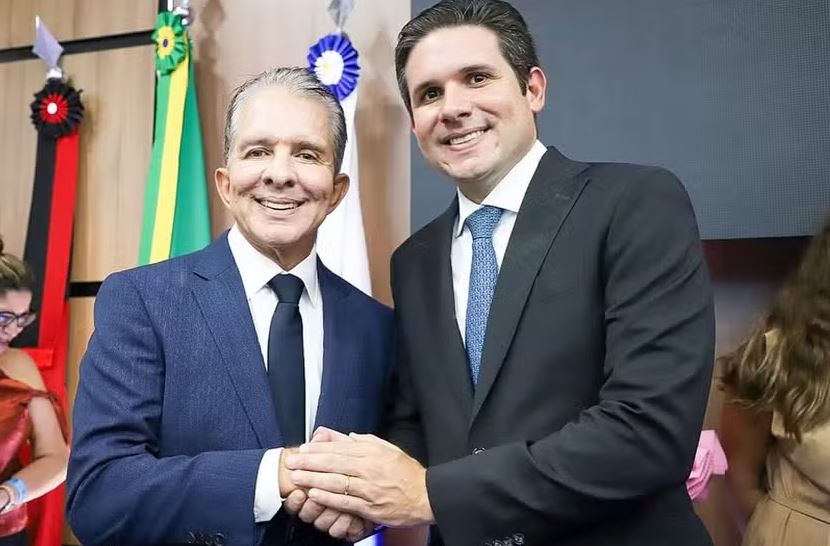 O presidente da Câmara, Hugo Motta, à direita, cumprimenta o pai, Nabor Wanderley, prefeito de Patos