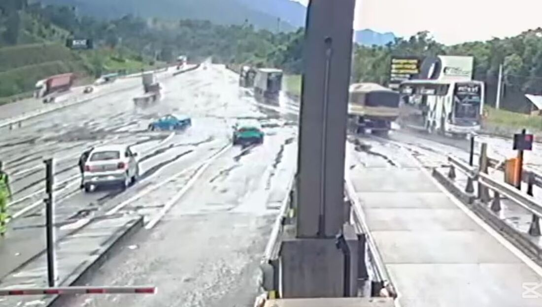 Motoristas de BMWs executaram manobras perigosas após pedágio da BR-101, em Garuva, Santa Catarina