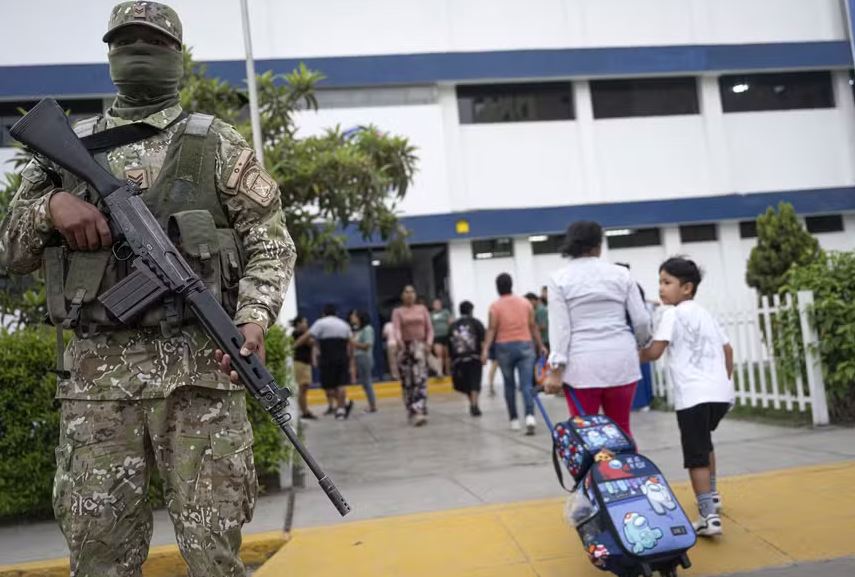 Escolas se tornaram alvos de gangues locais e internacionais, que cobram uma taxa para não matar funcionários