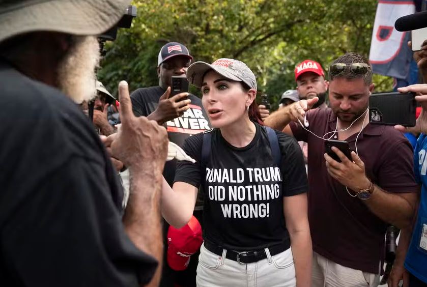 A ativista da extrema direita Laura Loomer e apoiadores de Trump protestam na Cadeia do Condado de Fulton em agosto de 2023 