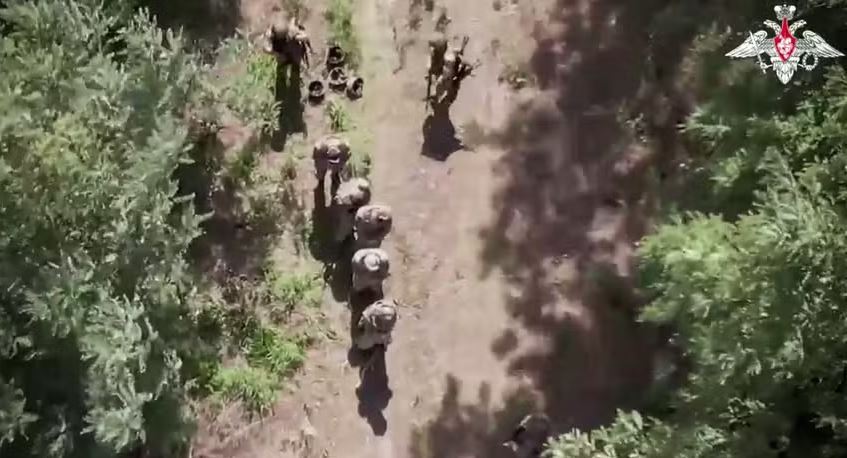 Imagem divulgada pela Rússia mostra soldados ucranianos capturados em Kursk 
