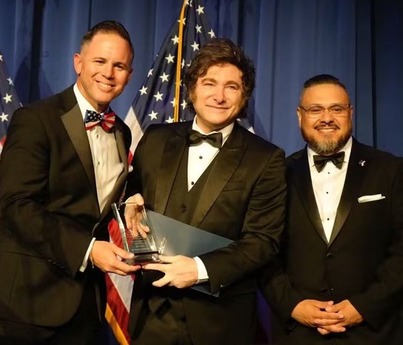 Javier Milei recebe prêmio em Mar-a-Lago em cerimônia na qual Trump não compareceu