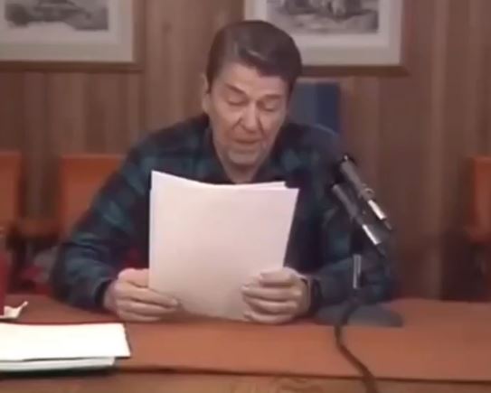 Presidente americano Ronald Reagan de 1987 em uma rádio no qual criticava a defesa de tarifas como medida patriótica para proteger empregos