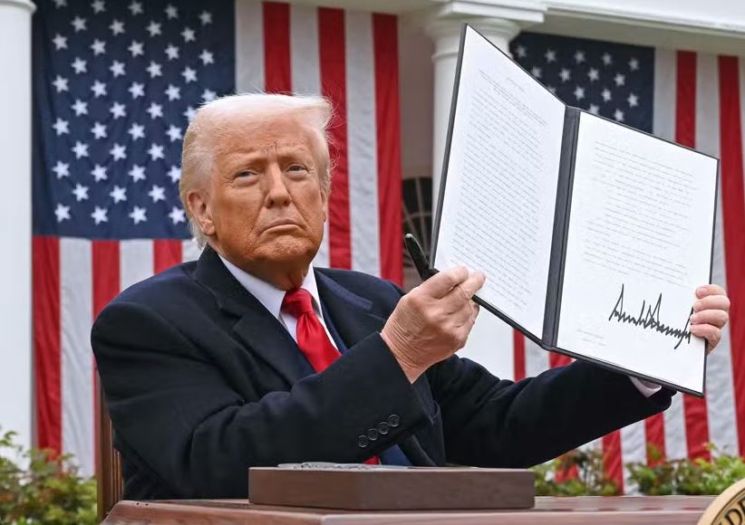 Presidente dos EUA, Donald Trump, exibe ordem executiva assinada por ele que impõe tarifaço global  Foto: SAUL LOEB / AFP
