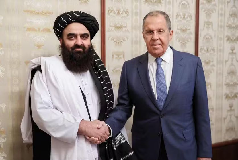 Chanceler da Rússia, Sergei Lavrov (D), ao lado do chanceler apontado pelo regime Talibã no Afeganistão, Amir Khan Muttaqi, em Moscou