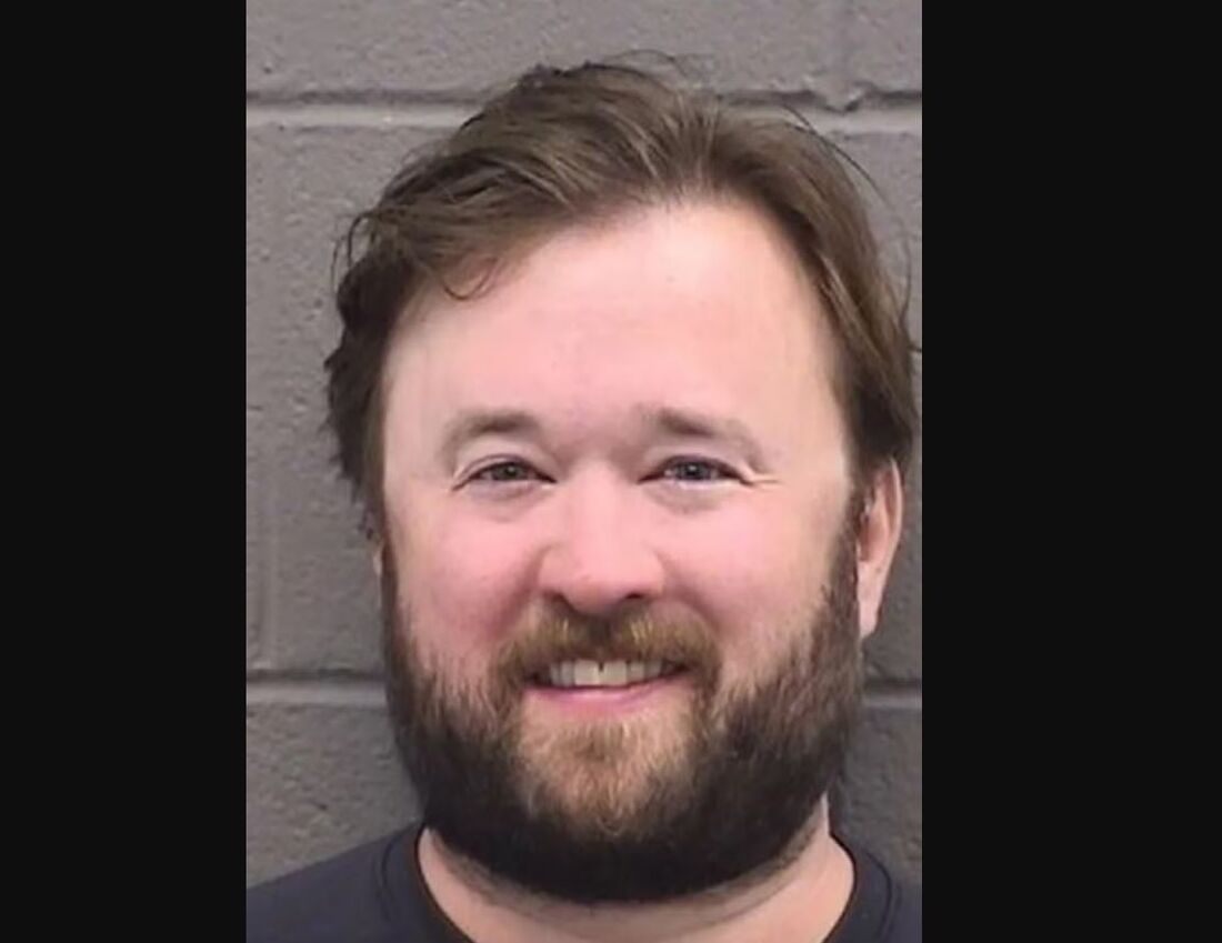 Foto do ator Haley Joel Osment na delegacia onde ficou preso