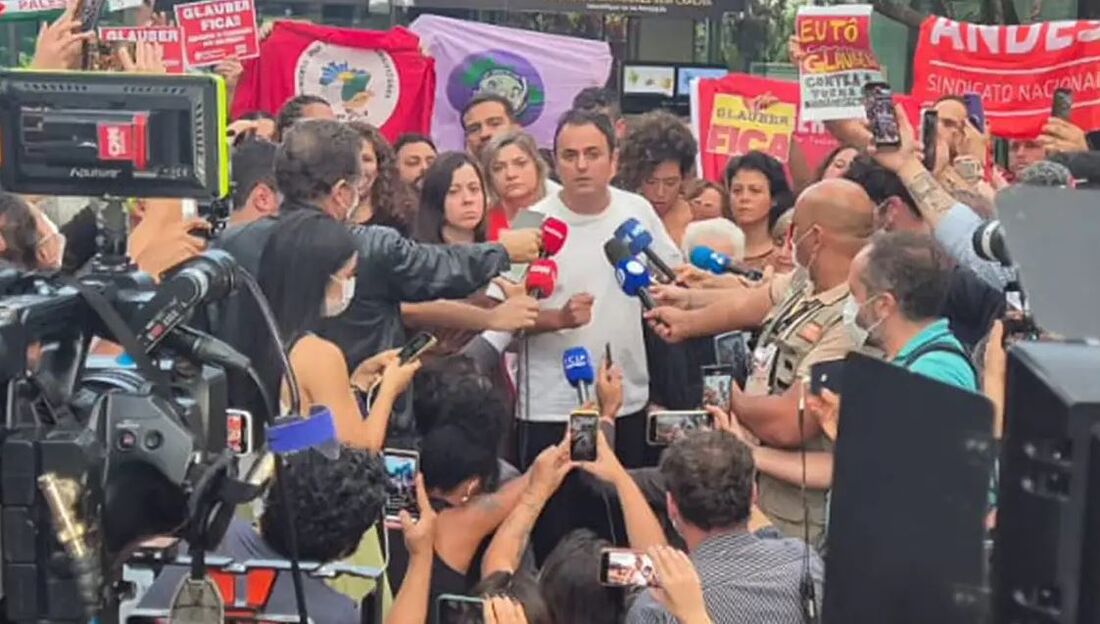 Glauber Braga encerra greve de fome