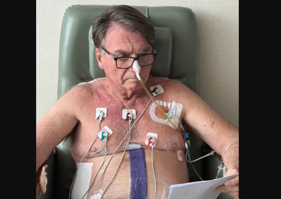 O ex-presidente Jair Bolsonaro na UTI do Hospital DF Star 