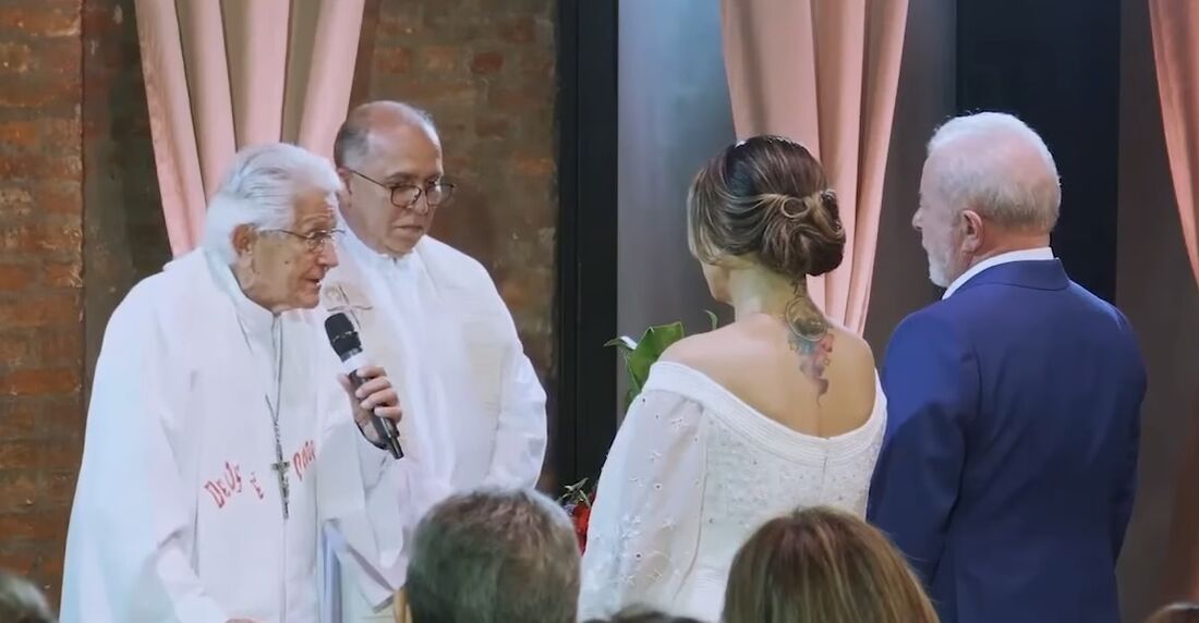 Bispo emérito de Blumenau, dom Angélico Sândalo Bernardino, celebrou o casamento do presidente Lula.