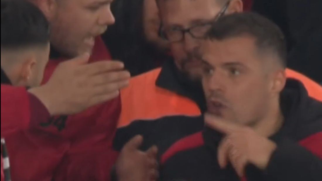 Granit Xhaka, do Leverkusen, discute com torcedor na arquibancada