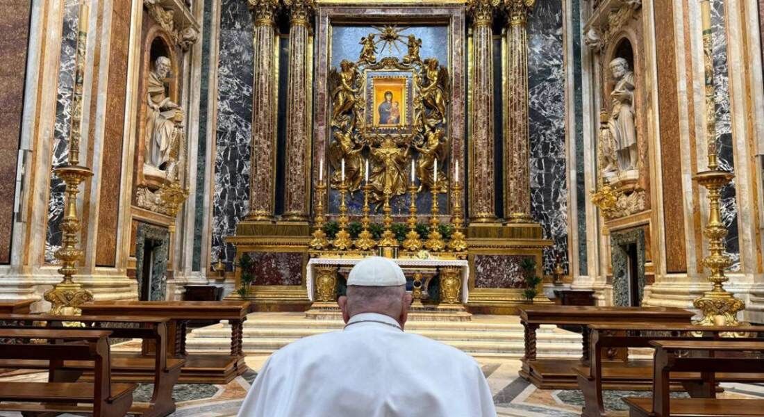 Papa Francisco rezando na Basílica de Santa Maria Maggiore, em Roma