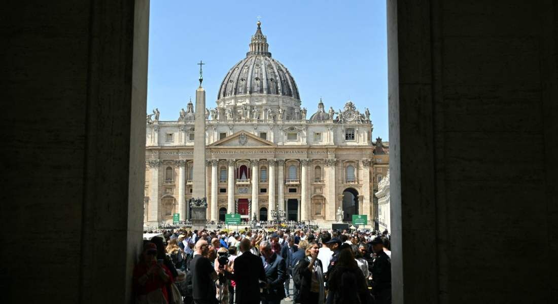 Fiéis, peregrinos e jornalistas se reúnem na Praça de São Pedro após a morte do Papa Francisco