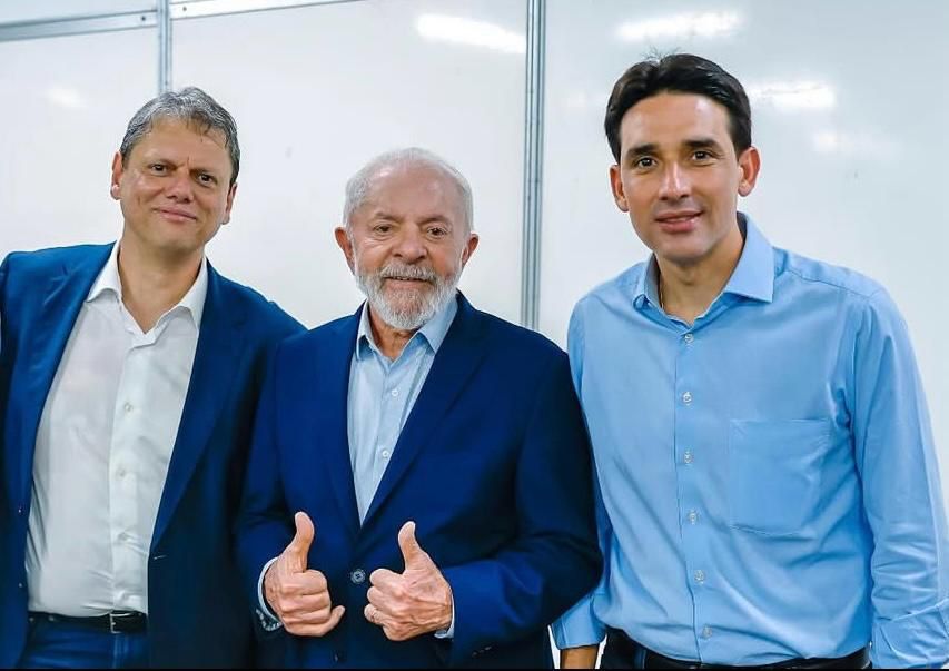 Governador de São Paulo, Tarcísio de Freitas; o presidente Lula; e o ministro de Portos e Aeroportos, Silvio Costa Filho