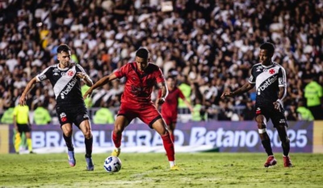 Lance de jogo entre Vasco e Sport, pela terceira rodada do BRASILEIRÃO