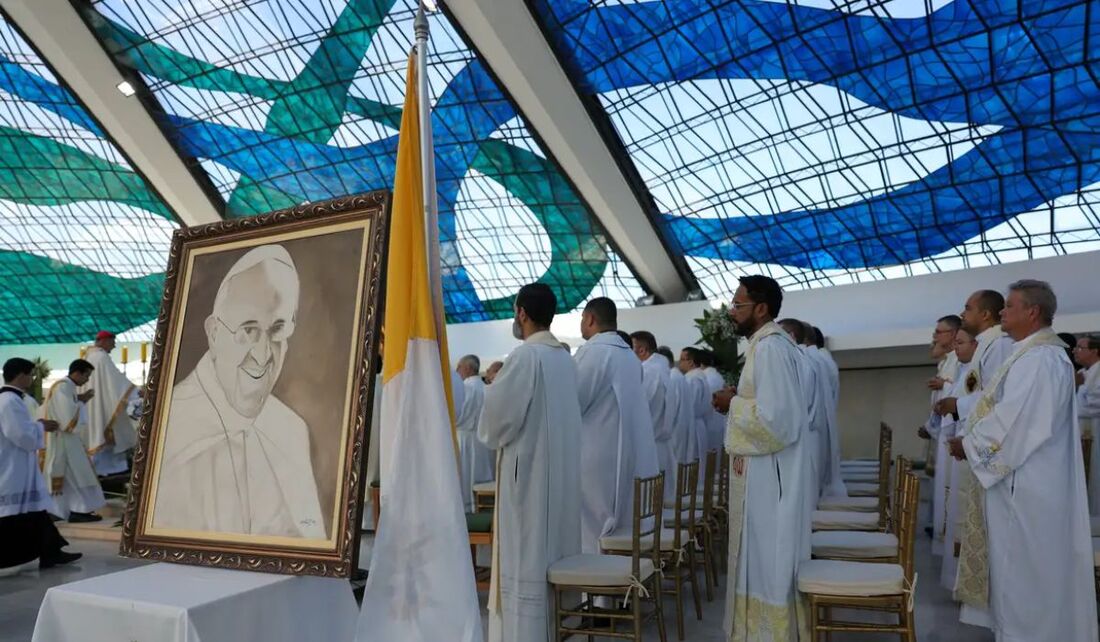 Missa na Catedral de Brasília, homenageou o Papa Francisco, falecido nesta segunda (21)