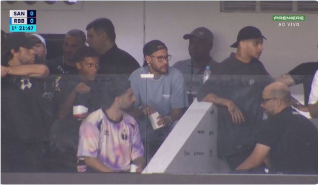 Neymar Jr. assistiu, das tribunas de honra da Vila Belmiro, ao jogo entre Santos e Bragantino